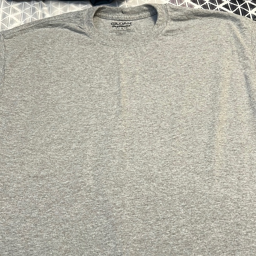Gildan shirt size large
